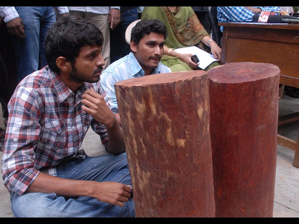 స్మగ్లర్లతో లింక్