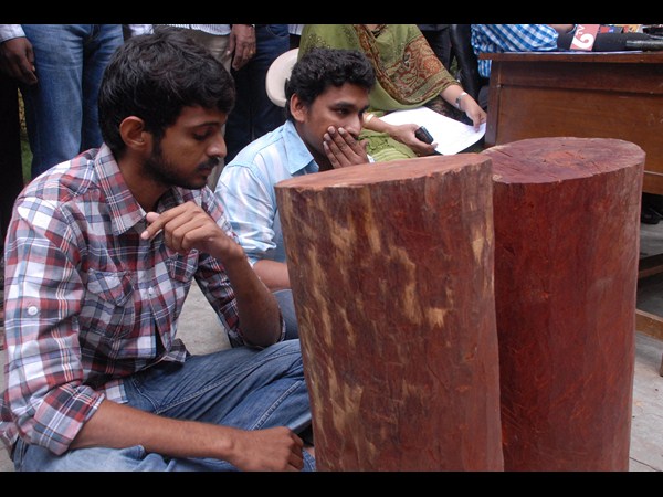 పోలీసుల చేతిలో ఇలా..