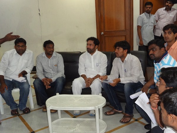 కిషన్ రెడ్డితో ఓయు విద్యార్థులు