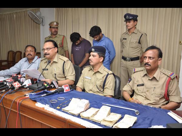 దొంగల అరెస్ట్