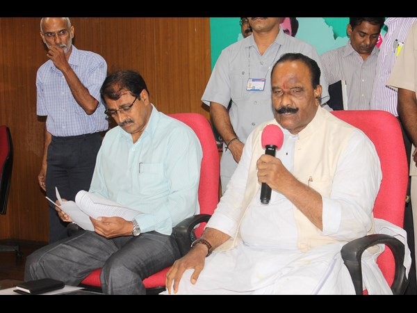 చెక్కుల పంపిణీ చెక్కుల పంపిణీ