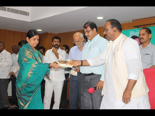 చెక్కుల పంపిణీ చెక్కుల పంపిణీ