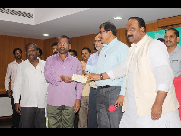 చెక్కుల పంపిణీ చెక్కుల పంపిణీ