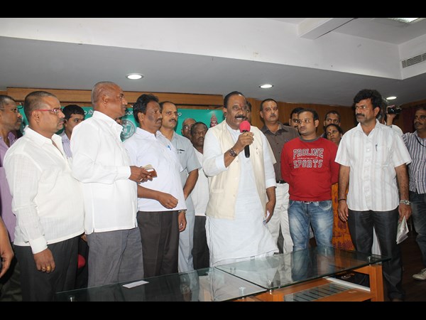 చెక్కుల పంపిణీ చెక్కుల పంపిణీ