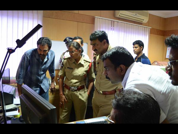 సీసీ ఫుటేజీని పరిశీలిస్తున్న పోలీసులు