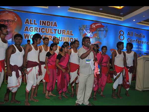 అలరించిన నృత్యాలు