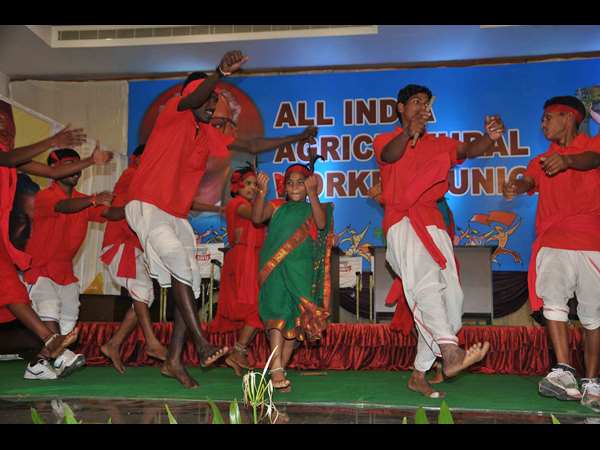 అలరించిన నృత్యాలు