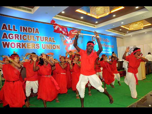 అలరించిన నృత్యాలు