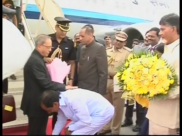 కాళ్లు మొక్కుతున్న కేసీఆర్