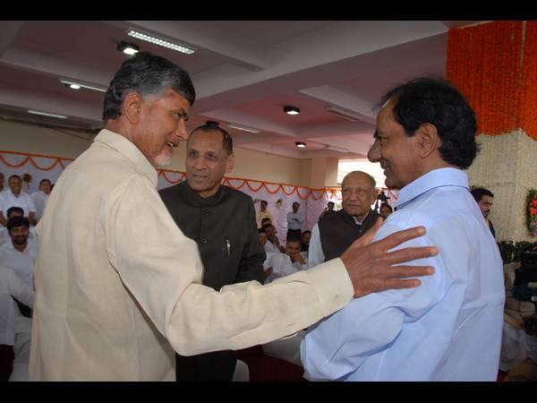 భుజం తట్టిన బాబు