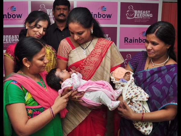 పాపను ఎత్తుకున్న కవిత