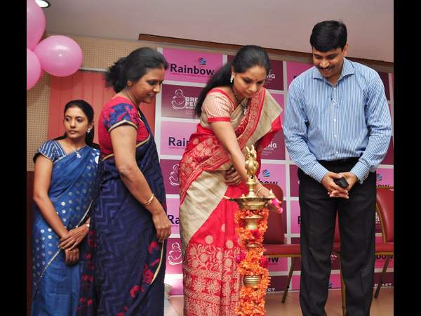 జ్యోతి ప్రజ్వలన చేస్తున్న కవిత