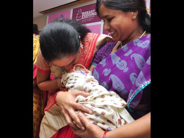 పాపను ముద్దాడుతున్న కవిత