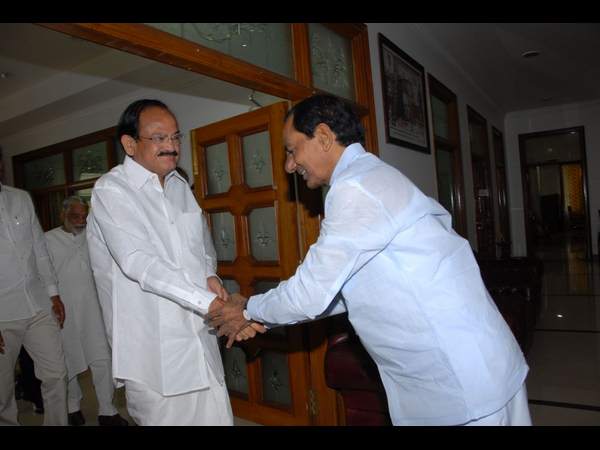 వెంకయ్య, కేసీఆర్ కరచాలనం