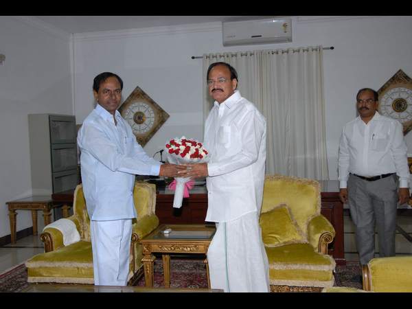 వెంకయ్యకు కేసీఆర్ పుష్పగుచ్ఛం