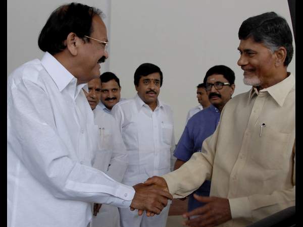 బాబుతో వెంకయ్య కరచాలనం