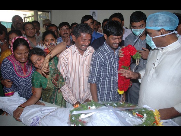 గాంధీ ఆసుపత్రి వద్ద కానిస్టేబుల్ మృతదేహం