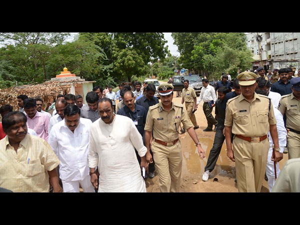 శామిర్ పేటలోని సంఘటన స్థలాన్ని పరిశీలిస్తున్న దృశ్యం.