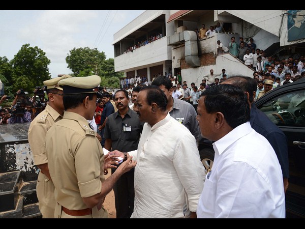 శామిర్ పేటలోని సంఘటన స్థలాన్ని పరిశీలిస్తున్న దృశ్యం.