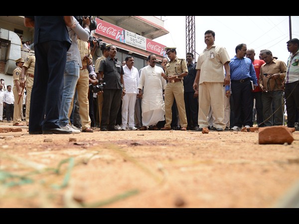 శామిర్ పేటలోని సంఘటన స్థలాన్ని పరిశీలిస్తున్న దృశ్యం.