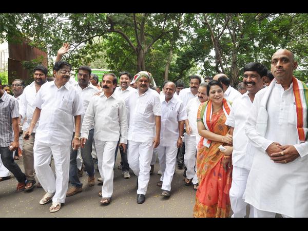 కాంగ్రెసు నాయకులు ఇలా...