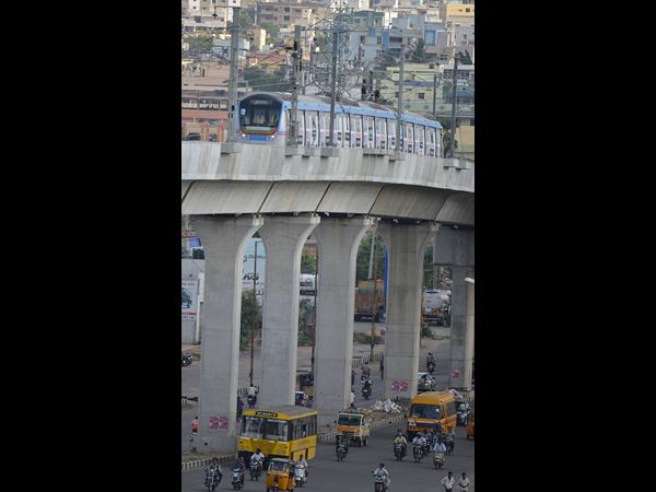 పట్టాలెక్కిన మెట్రో రైలు