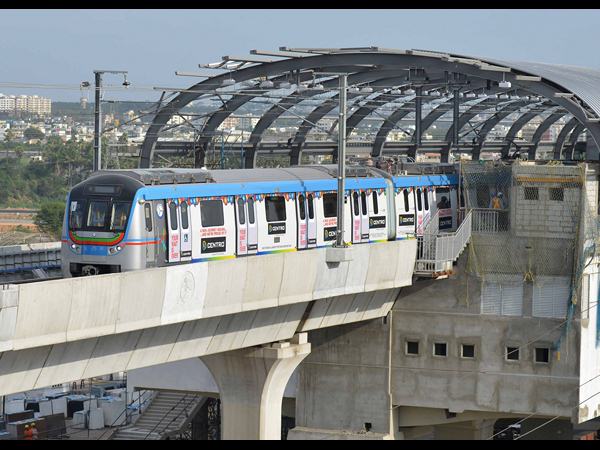 పట్టాలెక్కిన మెట్రో