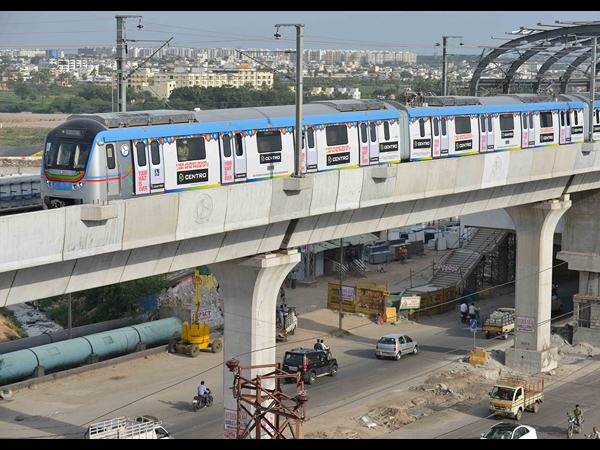 పట్టాలెక్కిన మెట్రో రైలు