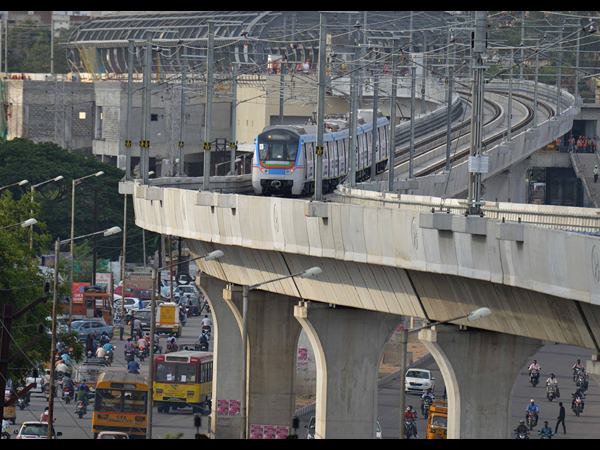 పట్టాలెక్కిన మెట్రో