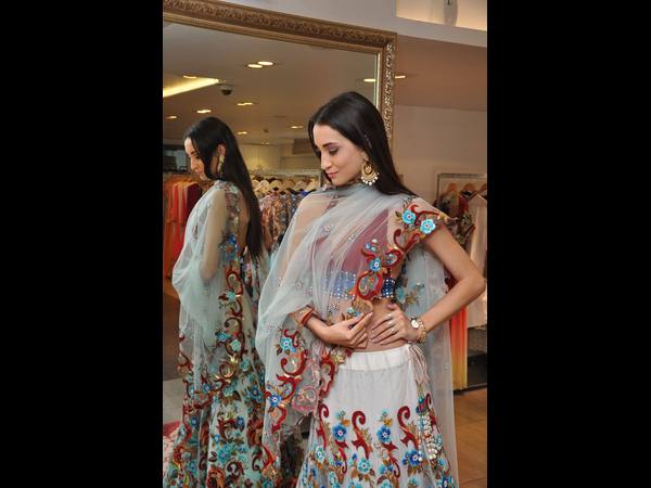 మోడల్ హొయలు