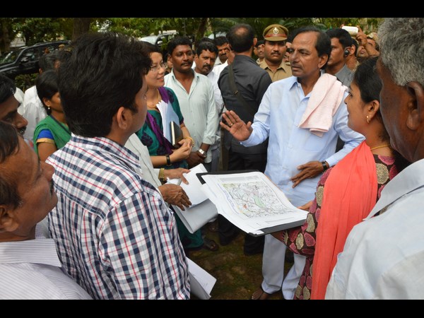 భుజంపై టవల్..