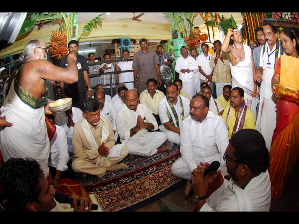 చంద్రబాబు పూజలు