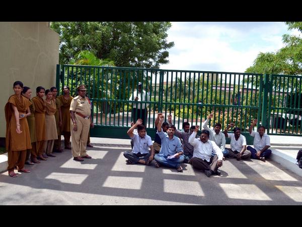 చందనా ఖాన్‌కు షాక్