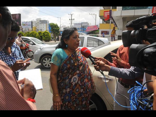 చందనా ఖాన్‌కు షాక్