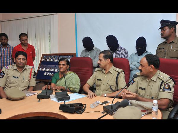 ముఠా గుట్టు రట్టు
