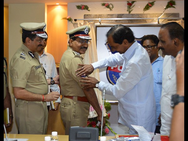 సిపికి కెసిఆర్ బ్యాడ్జీ