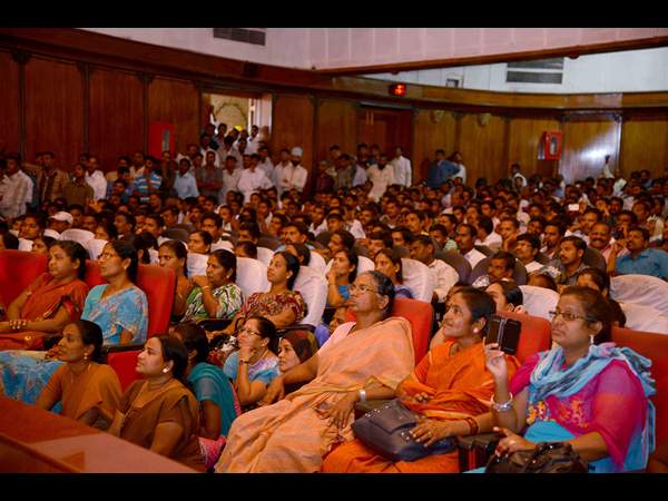 జీతాల వ్యత్యాసం తగ్గిస్తాం 