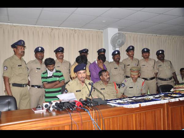 దొంగల అరెస్ట్