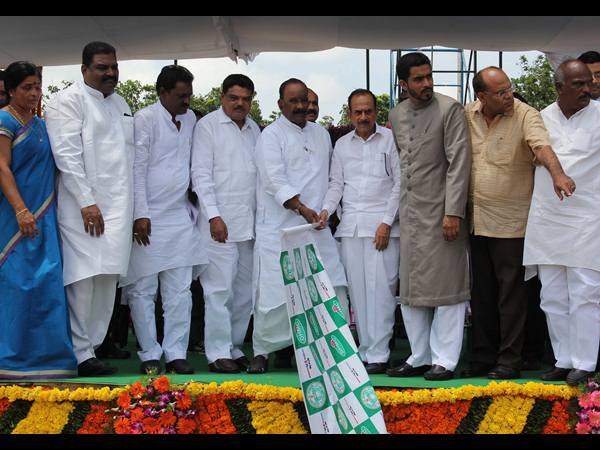 కమ్యూనిటీ హాళ్లలో....