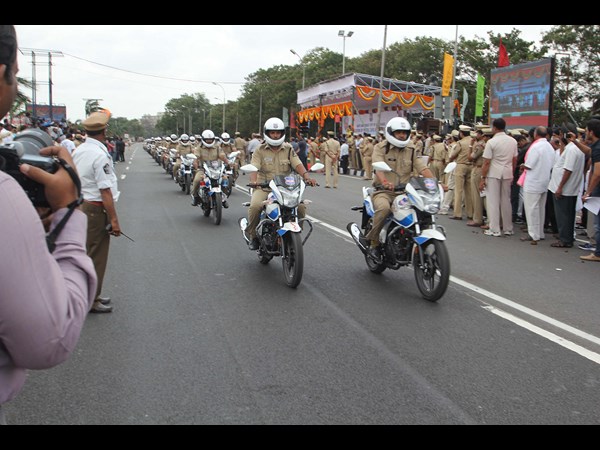 టూవీలర్లపై పోలీసులు...