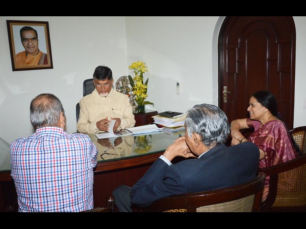 ఉన్నతాధికారులతో చంద్రబాబు