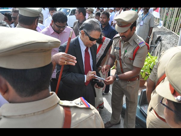 చెక్ చేసి లోనికి...