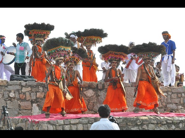కళాకారుల విన్యాసం...