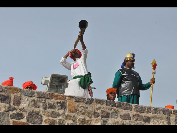 కోట గోడపై ఇలా...