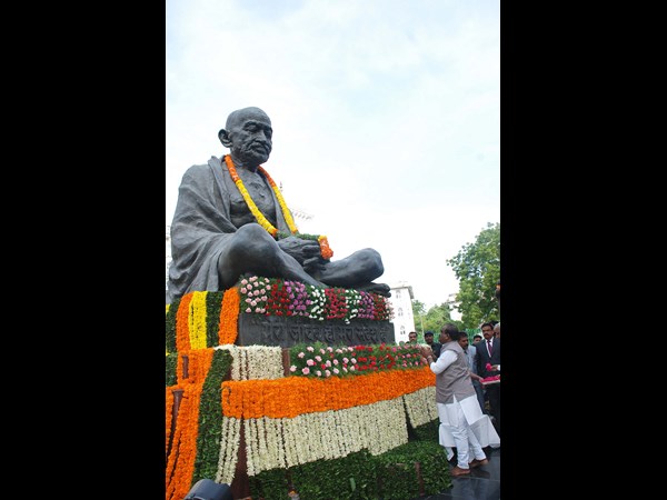 మహ్మాత్మునికి నివాళి మహ్మాత్మునికి నివాళి