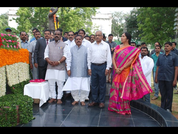 మహాత్మునికి నివాళి మహాత్మునికి నివాళి