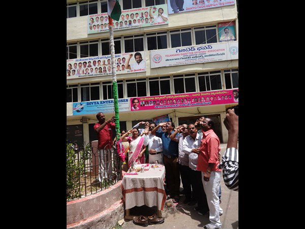 జెండా ఎగిరేసిన టిజివోలు జెండా ఎగిరేసిన టిజివోలు