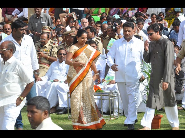 కవితకు అక్బర్ అభివాదం