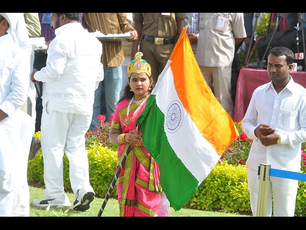 జాతీయ జెండాతో చిన్నారి...