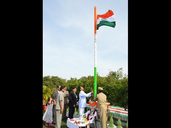 జాతీయ పతాకను ఆవిష్కరిస్తూ...